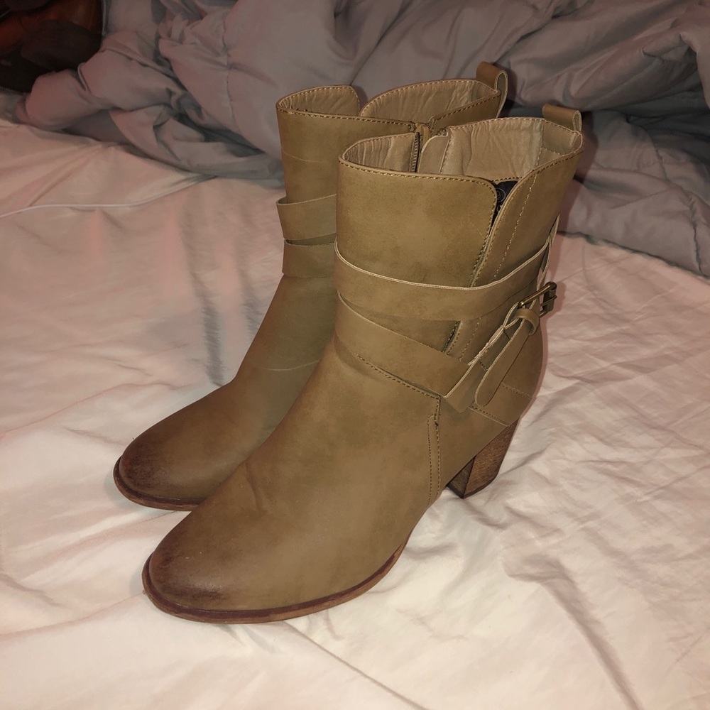 Bucco tan boots!!